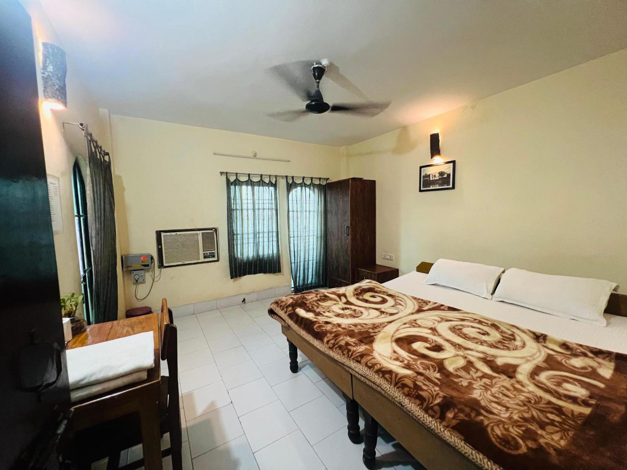 Monalisa Hostel